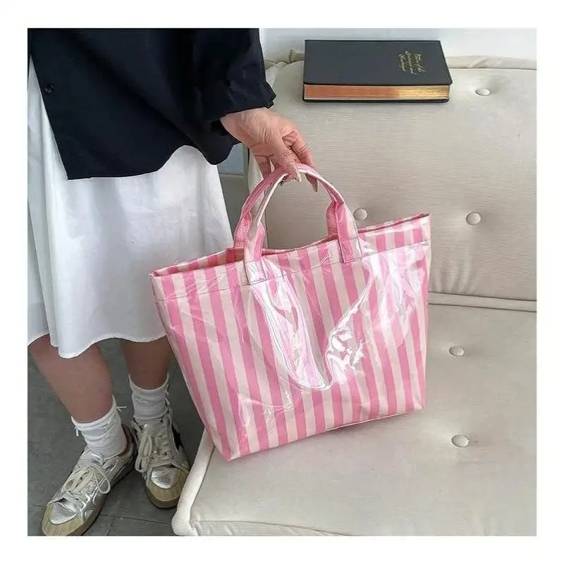 Diese wasserfeste PVC-Tragetasche verfügt über ein rosa-blau gestreiftes Design, ein großes Fassungsvermögen und eignet sich für Strand-Einkäufe. – Detail 25