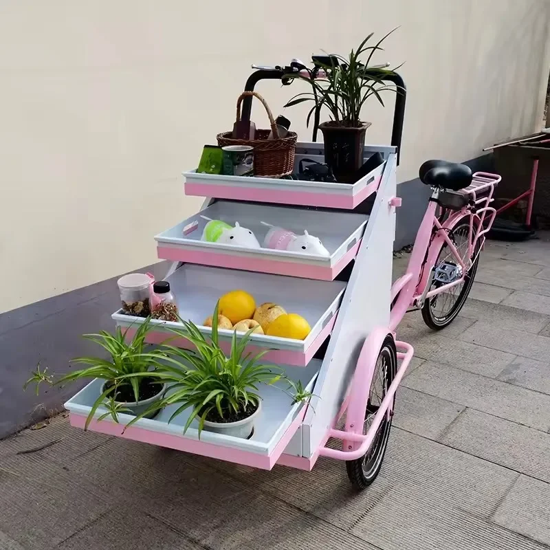 Sales trucks ride upside down human bicycles, food stalls ride upside down electric vehicles