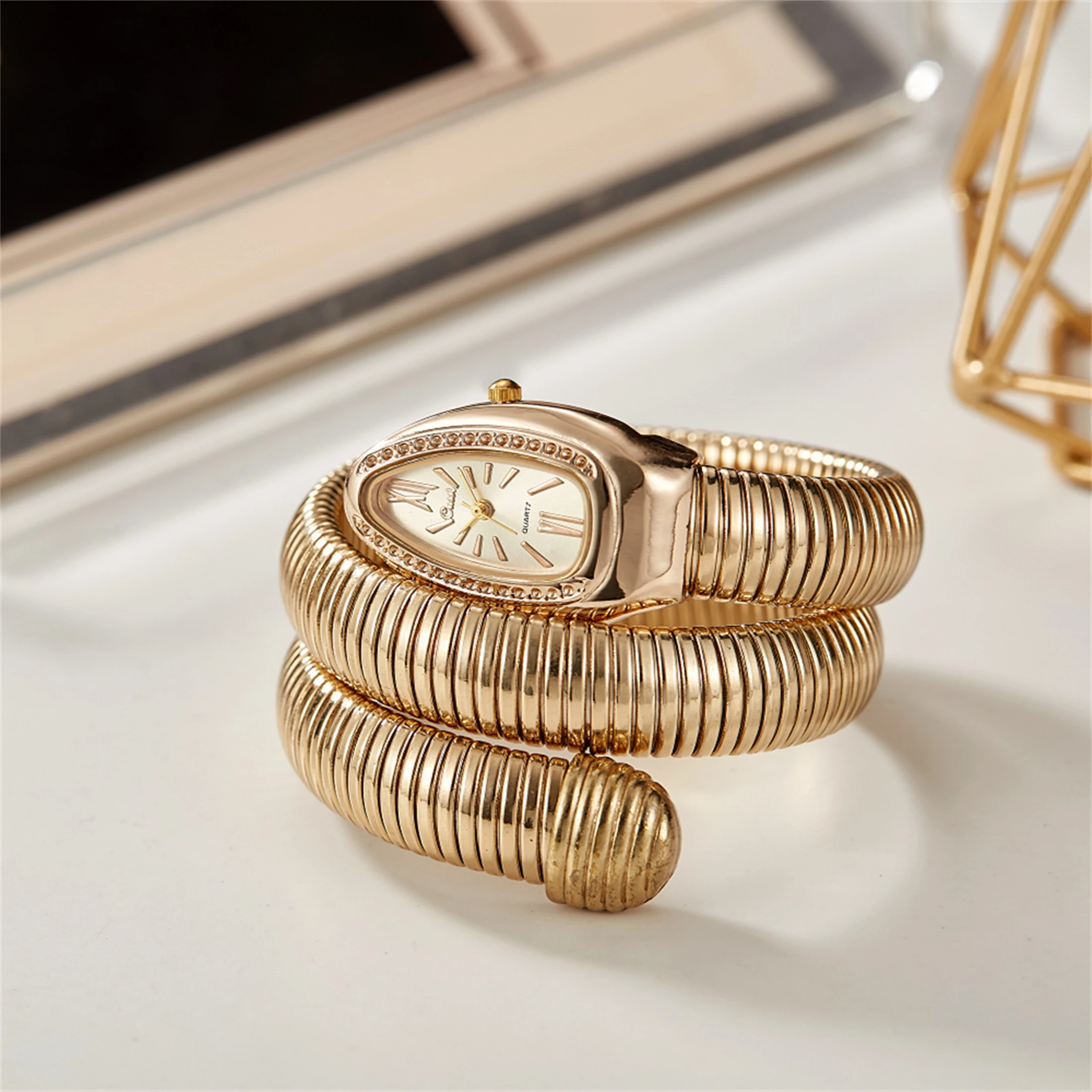 Relojes de serpiente de moda avantgarde para Mujer, relojes de pulsera de bobinado de cuarzo dorado de lujo, Reloj femenino