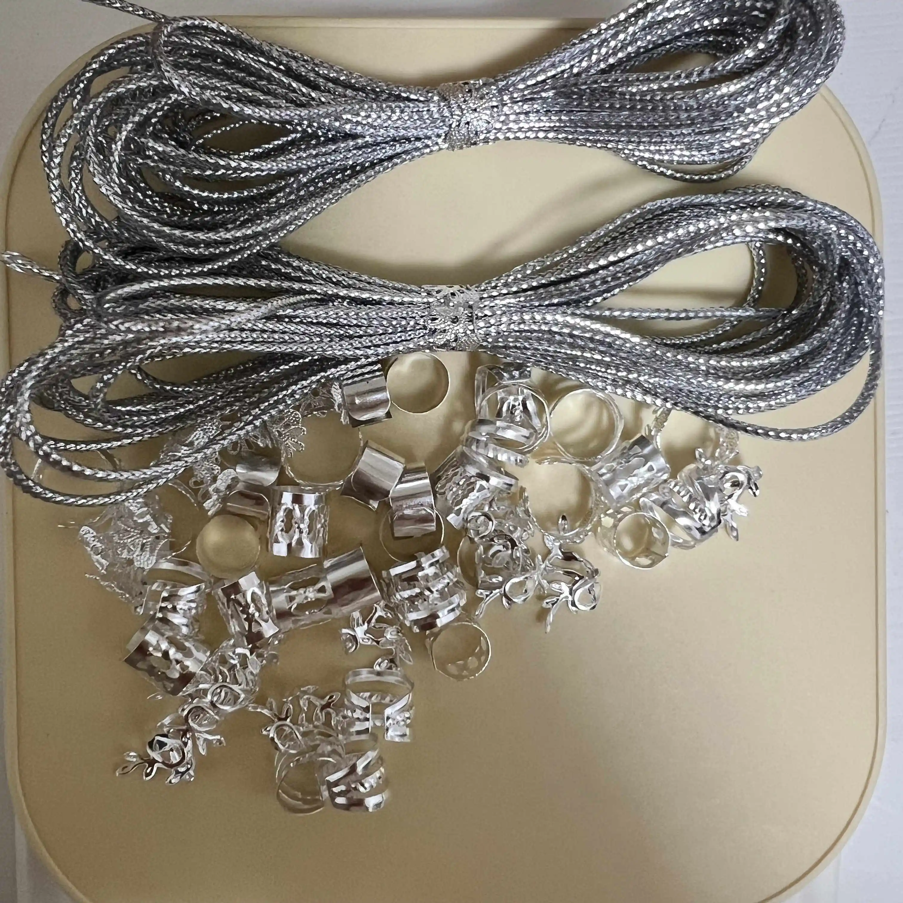 Braids Hair Rings 52Pcs 반짝이는 골드 아연 합금 커프스 Locs 보호 스타일링 여성 남성을위한 조절 가능한 미끄럼 방지 비즈