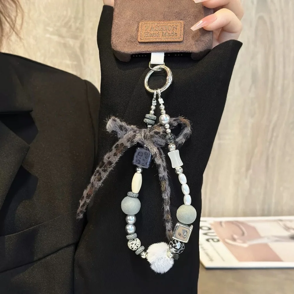 

[Lianwang] Autumn and winter advanced sense flocking brown beaded hand chain wrist short lanyard mobile phone case car keychain