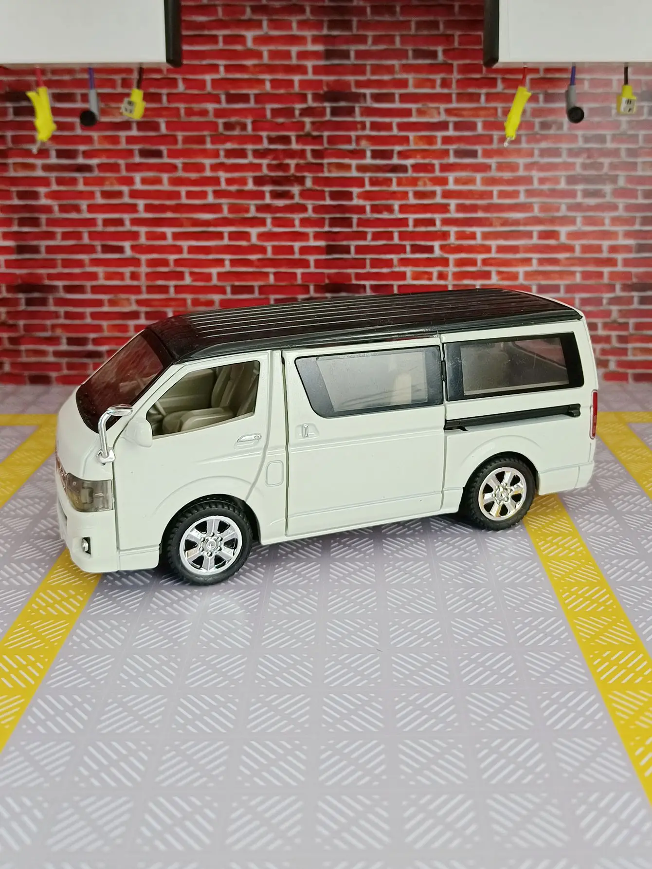 1:32 simulation Toyota Hiace alloy commercial vehicle model, car decoration, door can open, sound and light return, gift