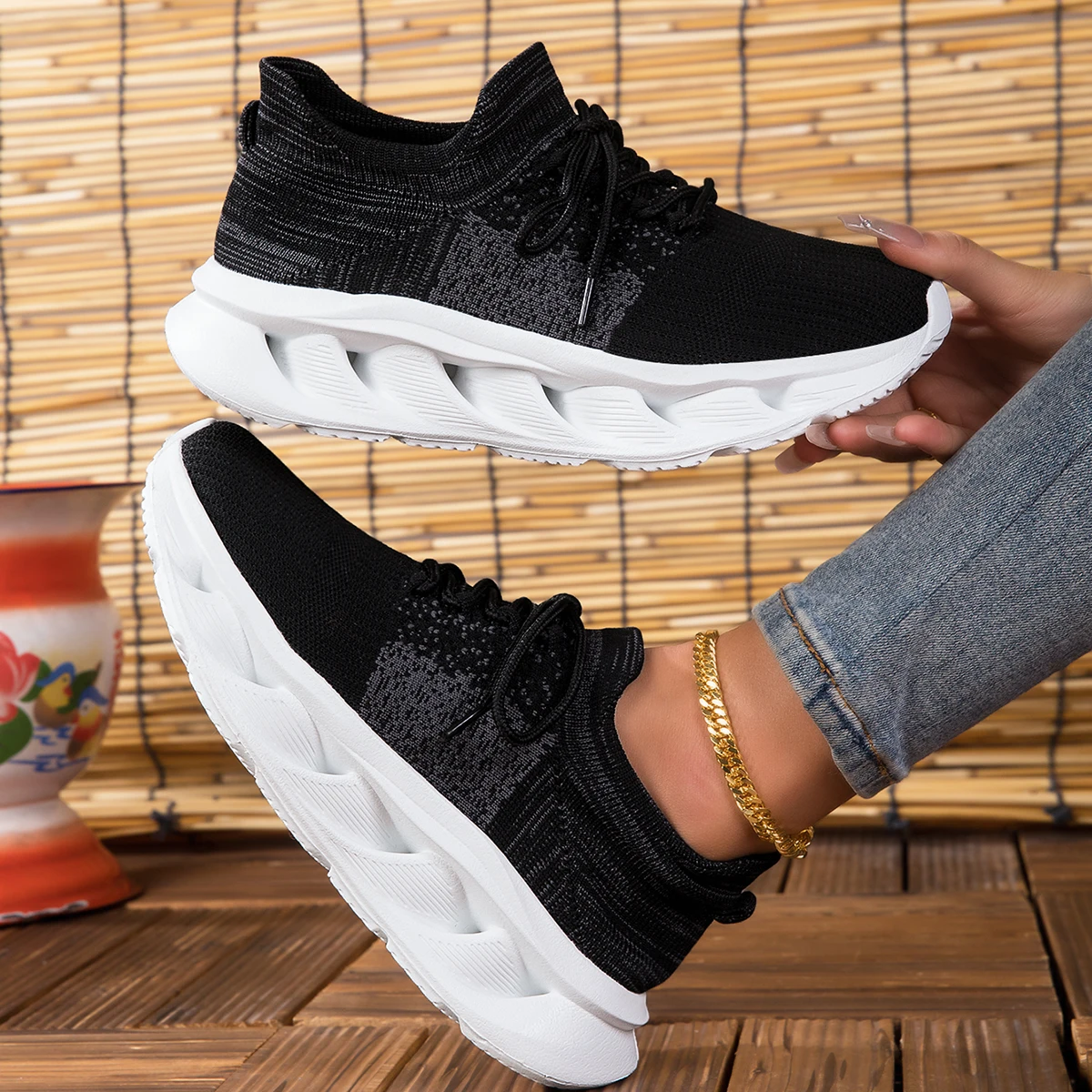 Herren Sneaker aus atmungsaktivem Fly-Knit Netzstoff, Klingen-Sohle für ermüdungsfreies Stehen, vielseitige Freizeitschuhe für den Arbeitsweg – Detail 3