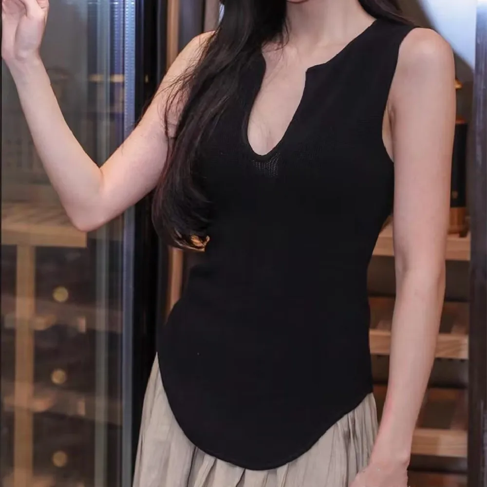Sexy V neck Curved Hem Knitted Tank Top Women Slim Sleeveless Sweat Vest Summer Girl Crop top Black White