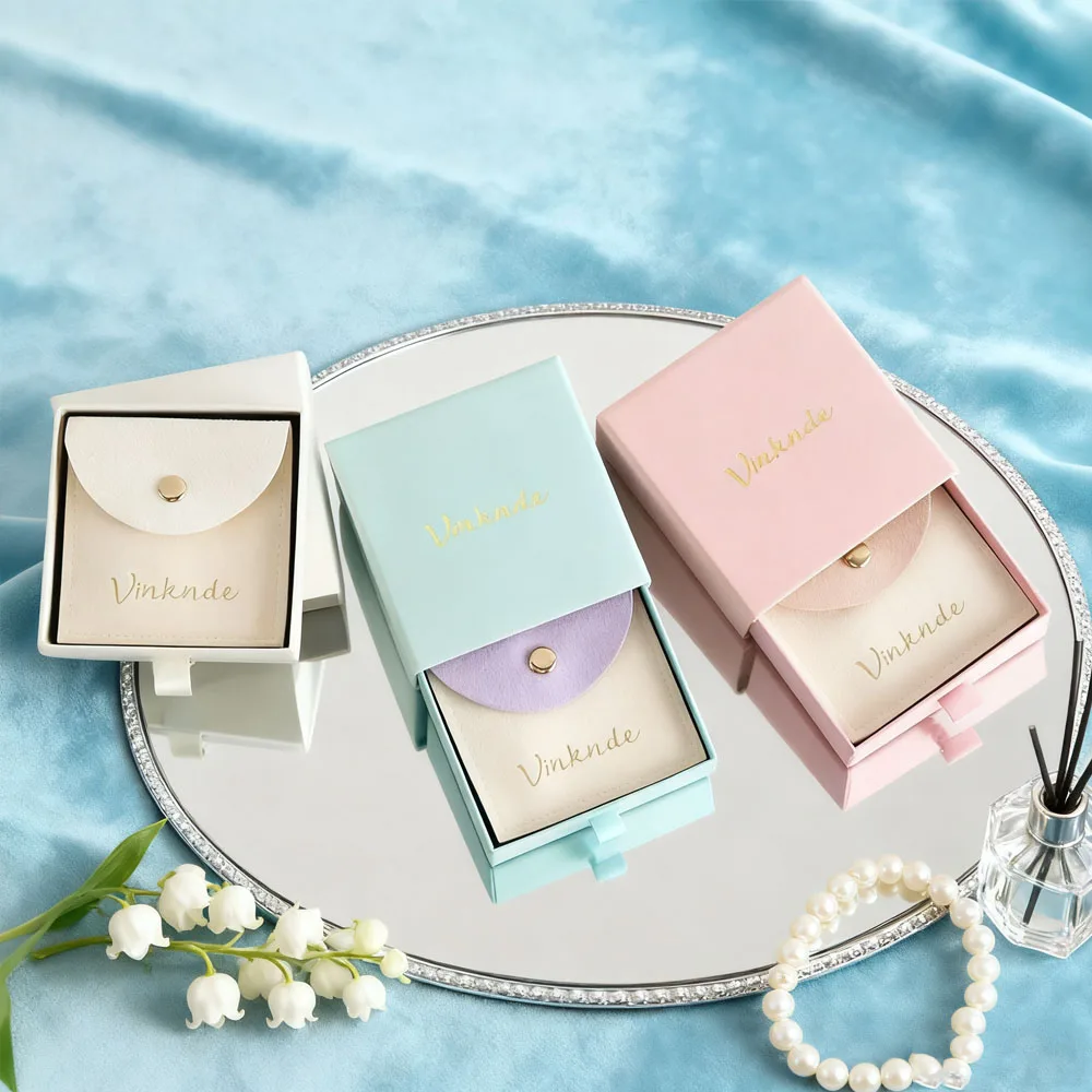 شعار مخصص 9x9x2.5 سنتيمتر صندوق مجوهرات ورقة كرتون الحال بالنسبة مع 8x8 سنتيمتر ستوكات أزرار خاطفة حقيبة الجلد المدبوغ المخملية المغلف الحقيبة #1