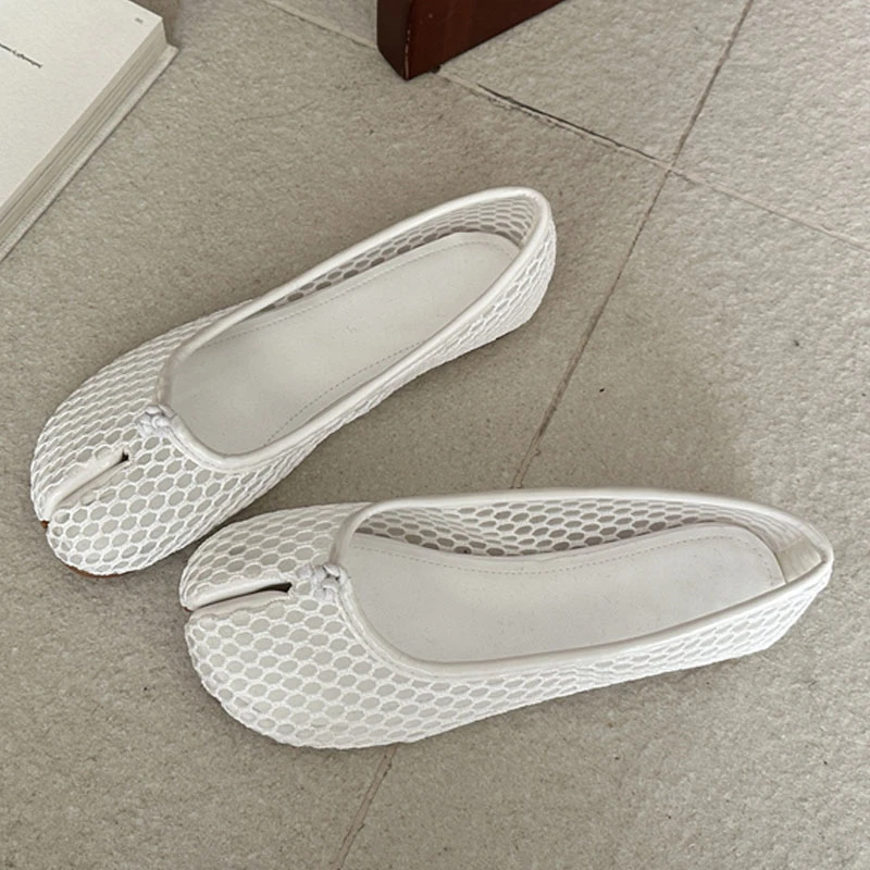Eilyken 2026 Designer Hollow Out Mesh Split Toe Women Flats Sandals Comfortable Tabi Ballet Walking Casual Dance Summer Shoe