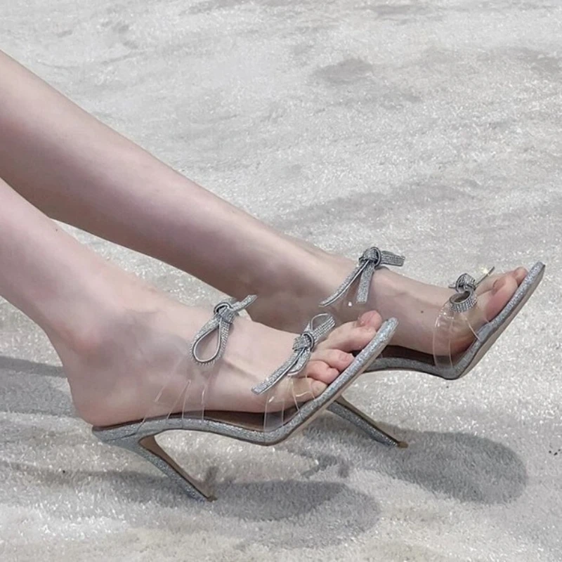 

2025 Серебряные прозрачные босоножки на высоком каблуке с открытым носком и блестящими кристаллами и стразами