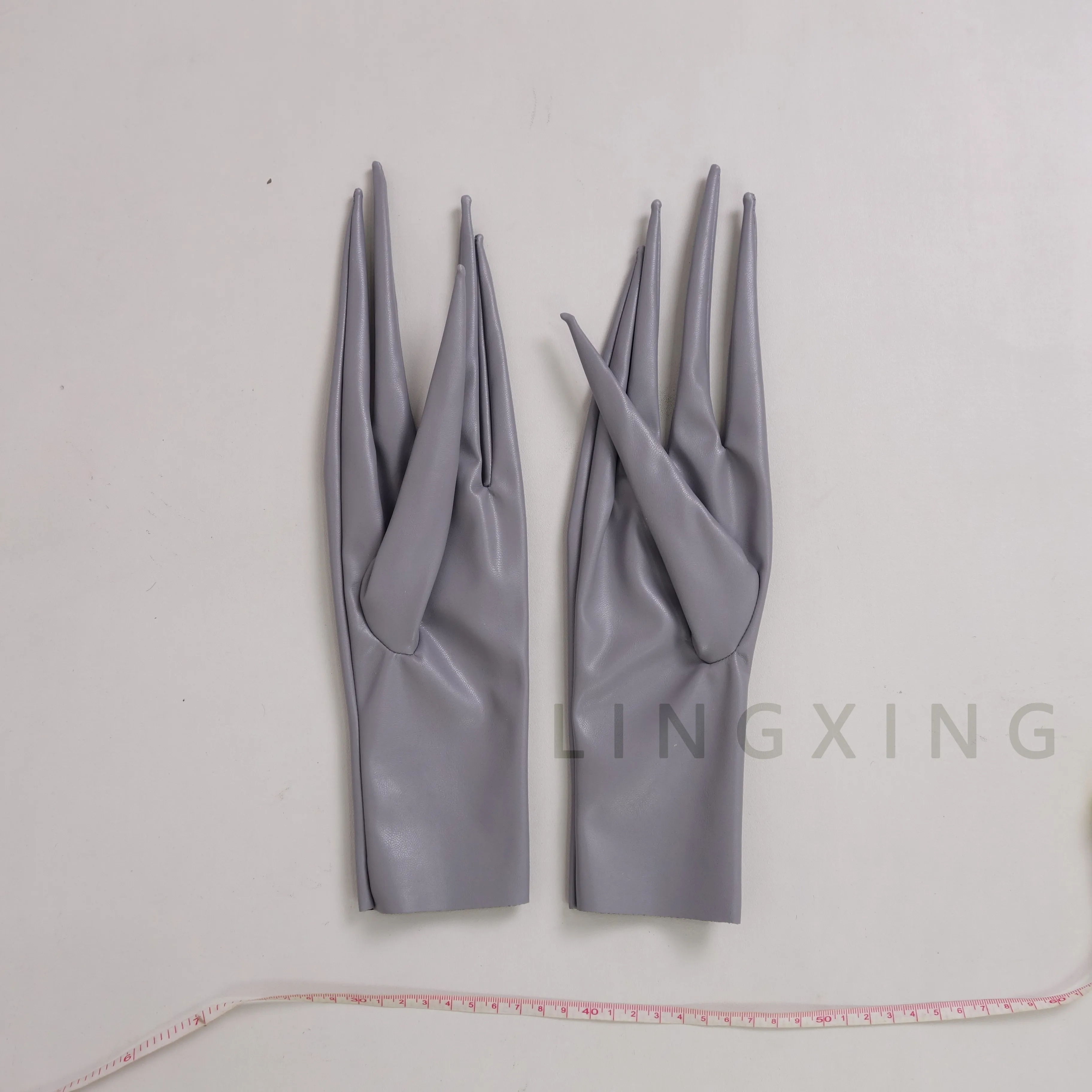 35 cm 14 Zoll spitze Fingerhandschuhe aus patentiertem Kunstleder PU mit langen Spikes an den Schultern, Armwärmer, glänzend schwarz, Pfoten-Drachenknöchel-Design – Detail 40
