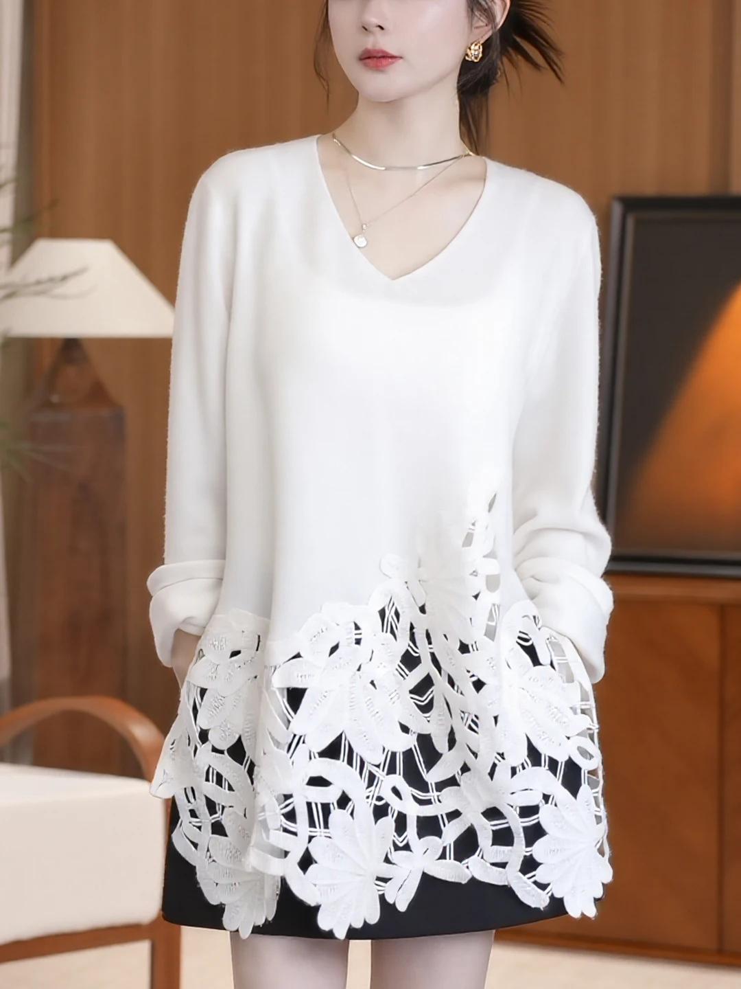 

Элегантный женский трикотажный джемпер с V-образным вырезом и длинными рукавами, белый, с ажурными вставками, осенне-зимняя новинка, модный, изысканный, утонченный.