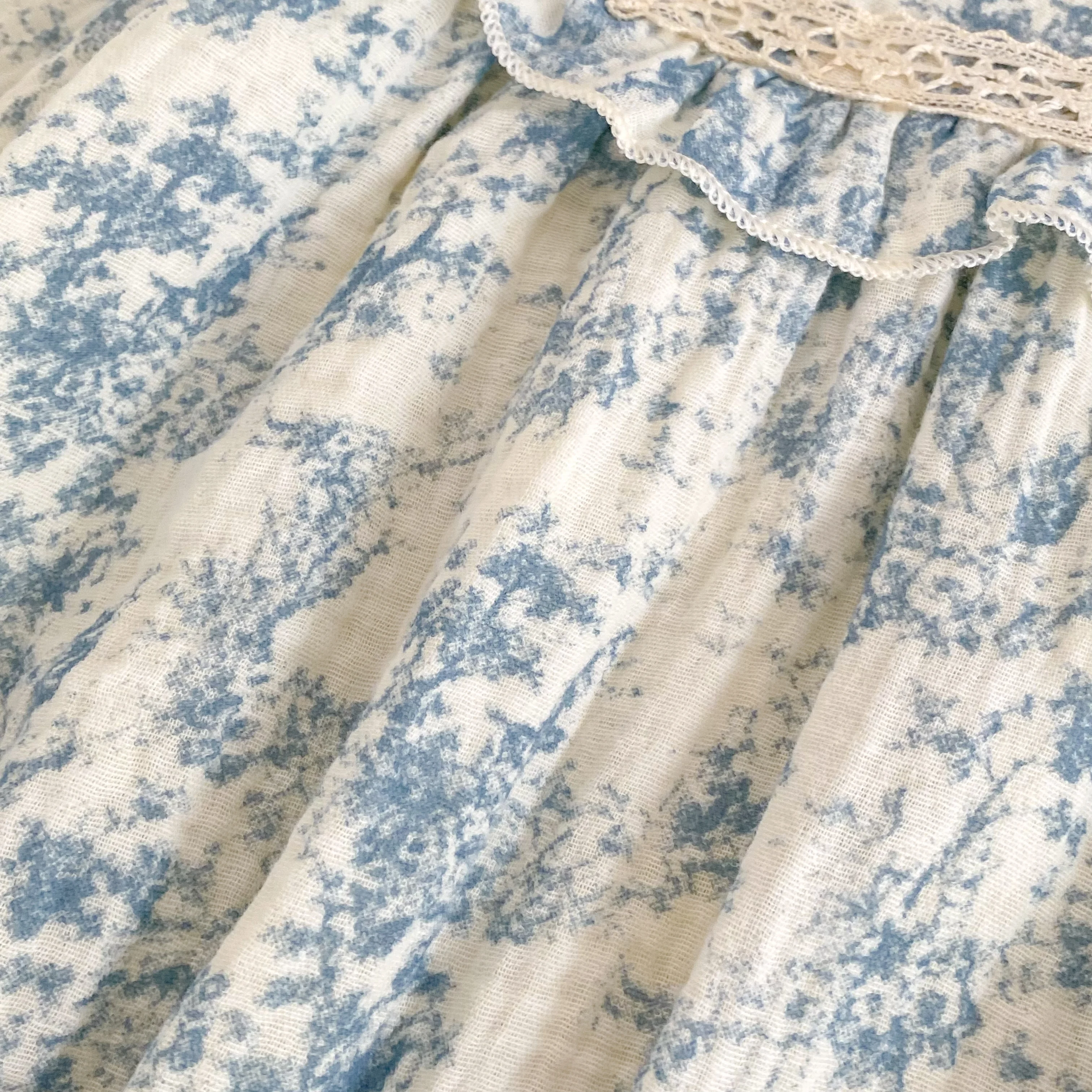 Baby-Strampler mit Blumenmuster, langen Puffärmeln, Spitze, quadratischem Kragen, aus leichtem Stoff, für Neugeborene, Frühling/Herbst, 0-24 Monate. – Detail 13