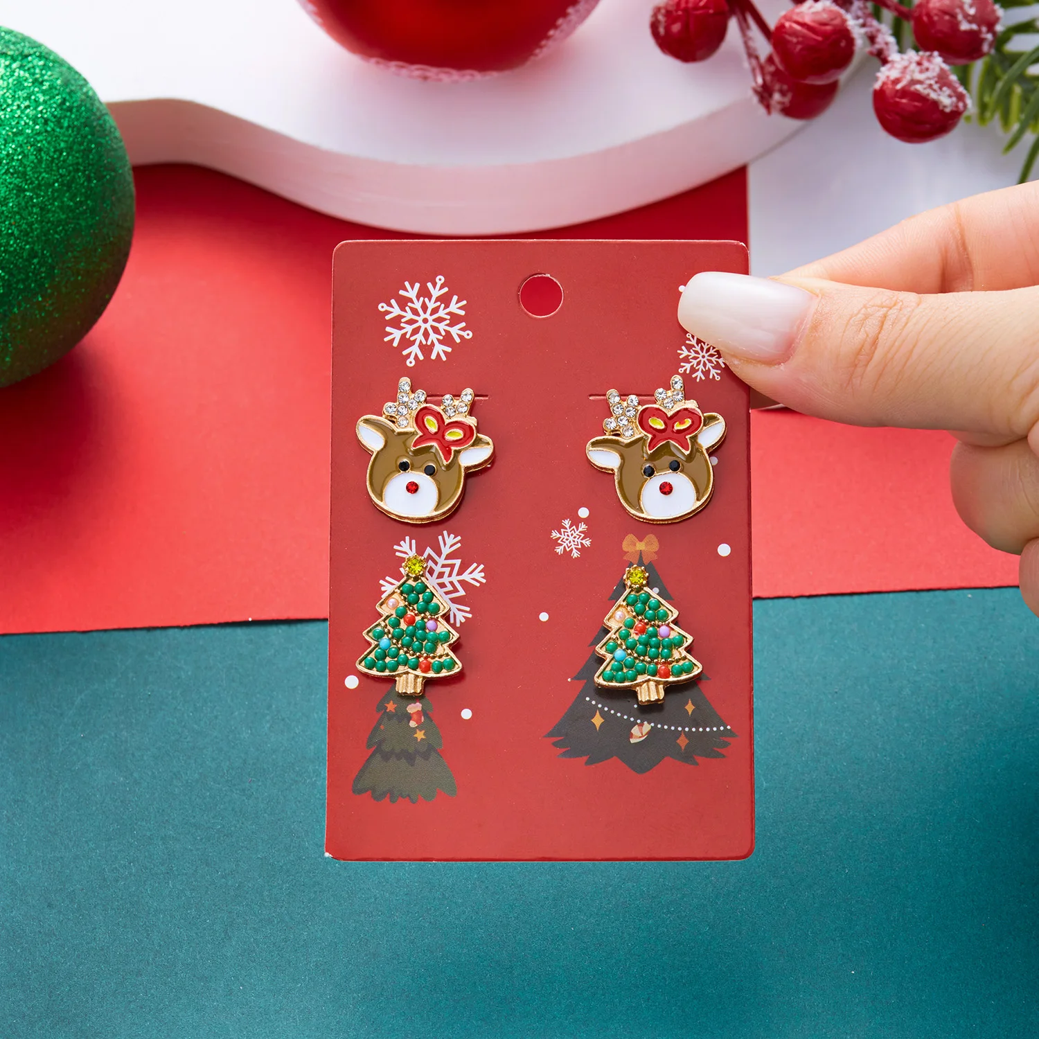 4 Stück Niedliche Weihnachtsmann-, Elch-, Tannenbaum- und Lebkuchenmann-Ohrstecker für Damen, Emaille-Weihnachtsbaum-Ohrringe, Neujahrs-Party-Schmuck – Detail 4