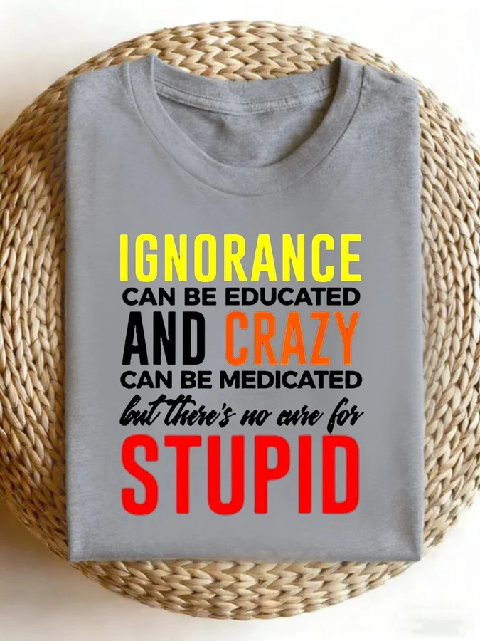 Camiseta gráfica vintage divertida para mujer con un mensaje fuerte: 'La ignorancia se puede educar' y corte regular cómodo para el verano