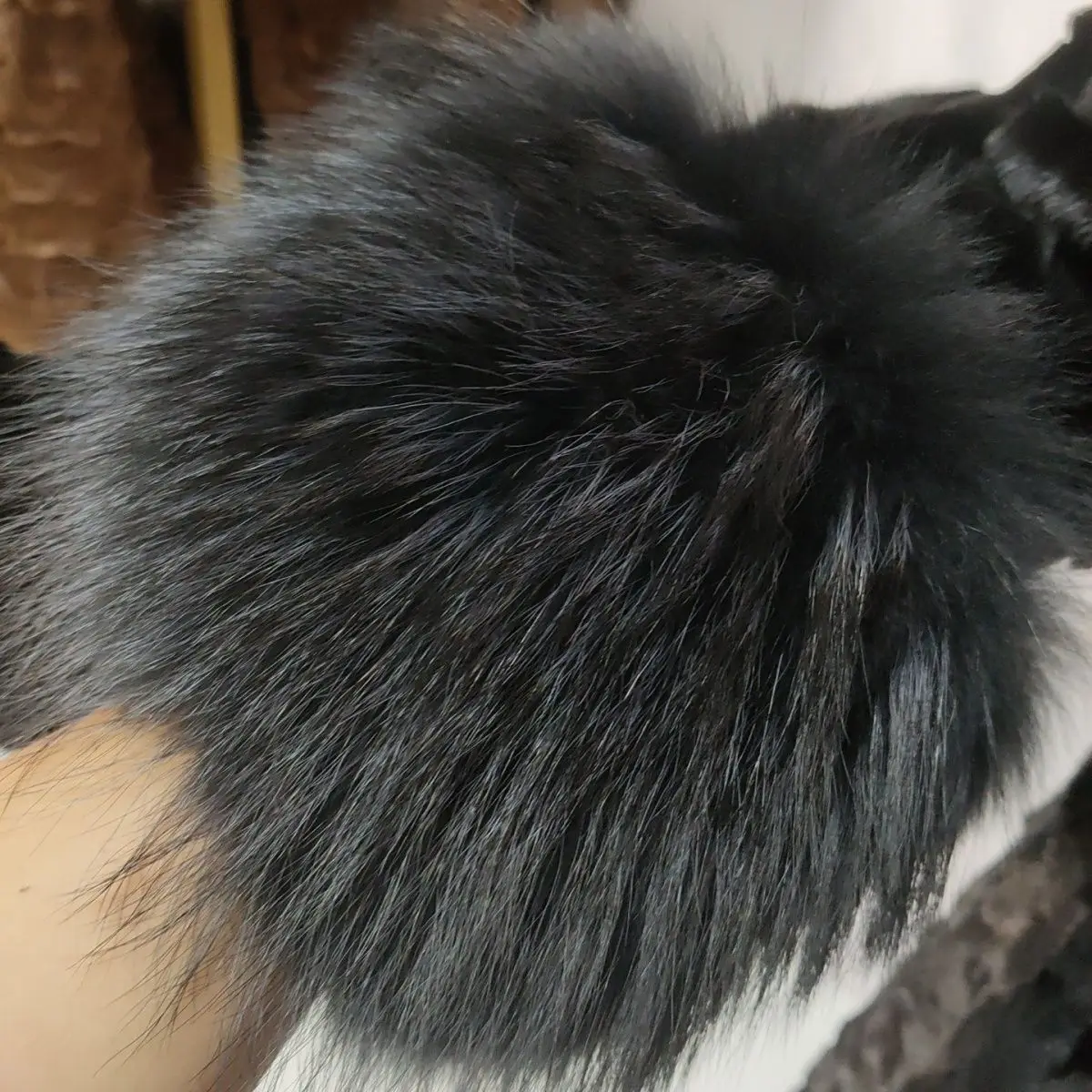 Lange Damenoberbekleidung aus Nerzfell im neuesten Design mit großem Waschbärpelzkragen und Kapuze