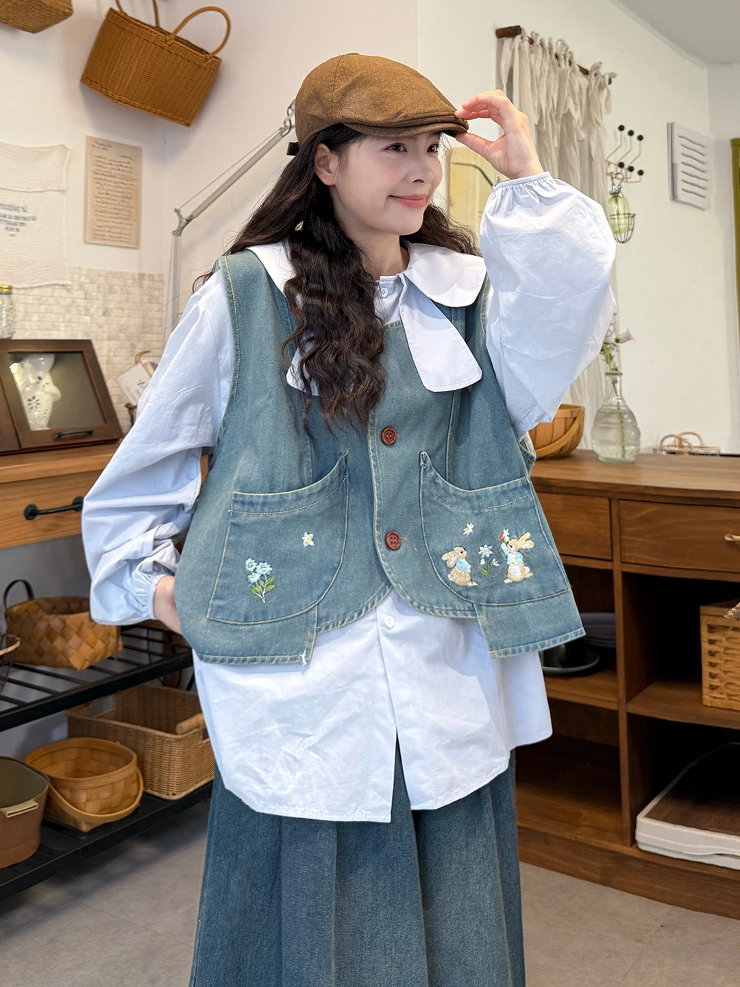 

Комплект: джинсовая куртка свободного кроя с мультяшной вышивкой и джинсы с высокой талией. Повседневный весенний модный комплект в корейском стиле для женщин больших размеров.