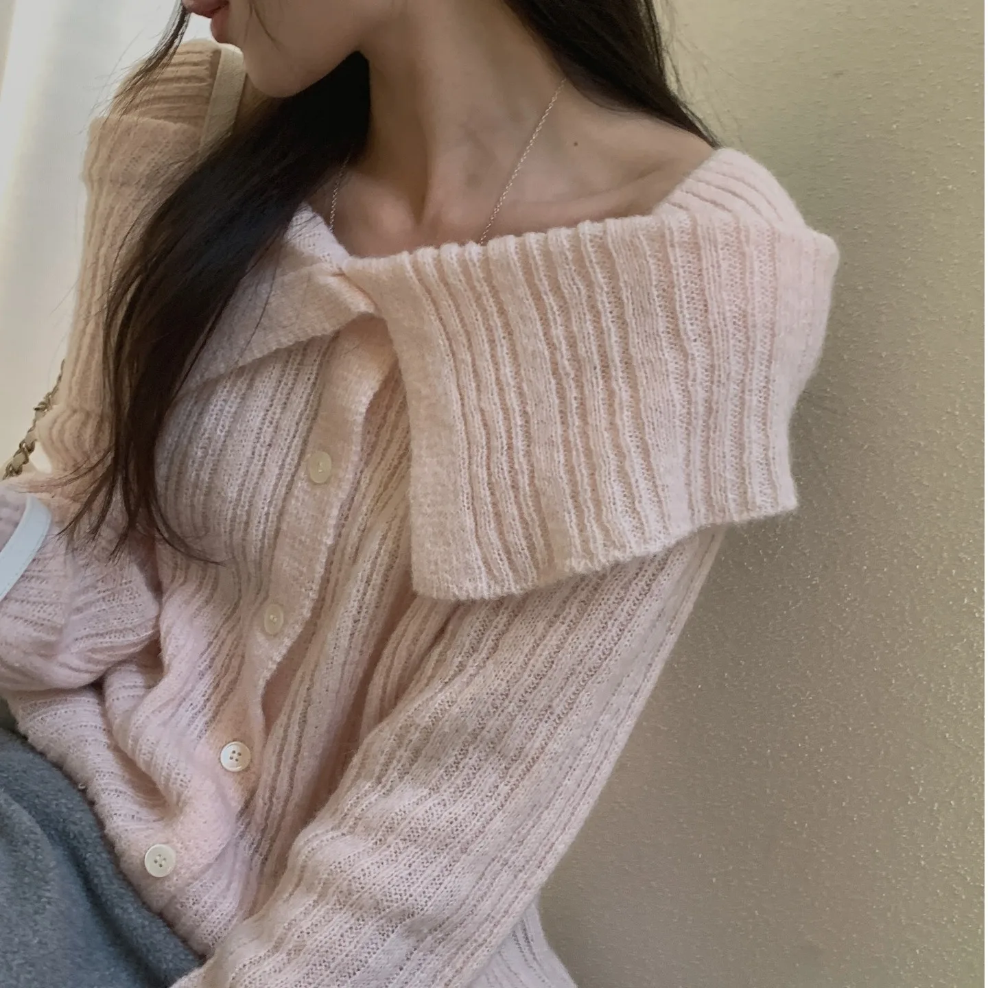 เสื้อสเวตเตอร์ถักสไตล์วินเทจสุดชิคสำหรับฤดูใบไม้ร่วงและฤดูหนาว ปกพับติดกระดุมเม็ดเดียว ทรงหลวม ใส่สบาย เหมาะกับผู้หญิง ใช้งานได้หลากหลาย