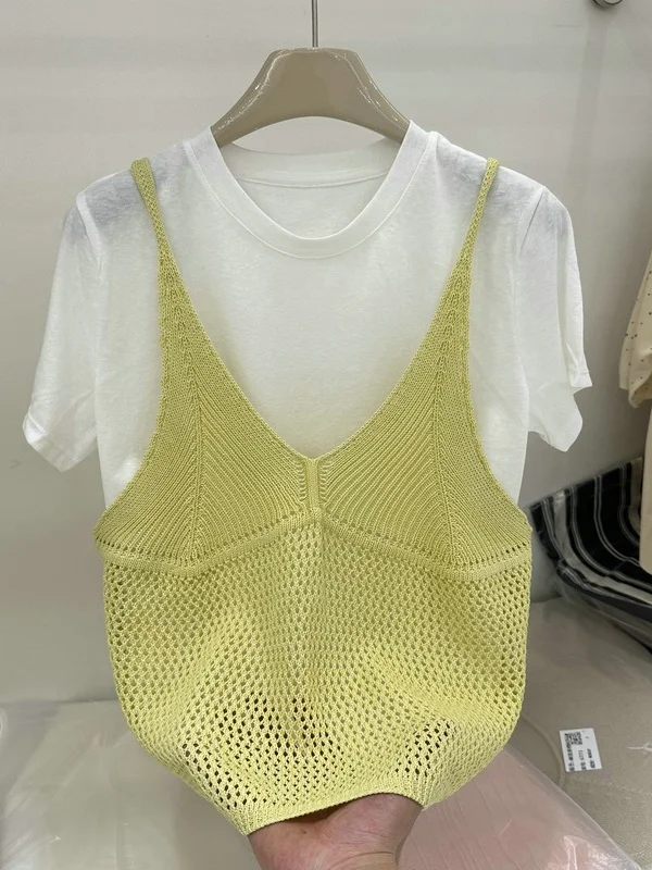 

Корейский стильный комплект из двух предметов: ажурный вязаный топ на бретелях и однотонная футболка для женщин. Модный дизайн с вырезами. Весна-лето.