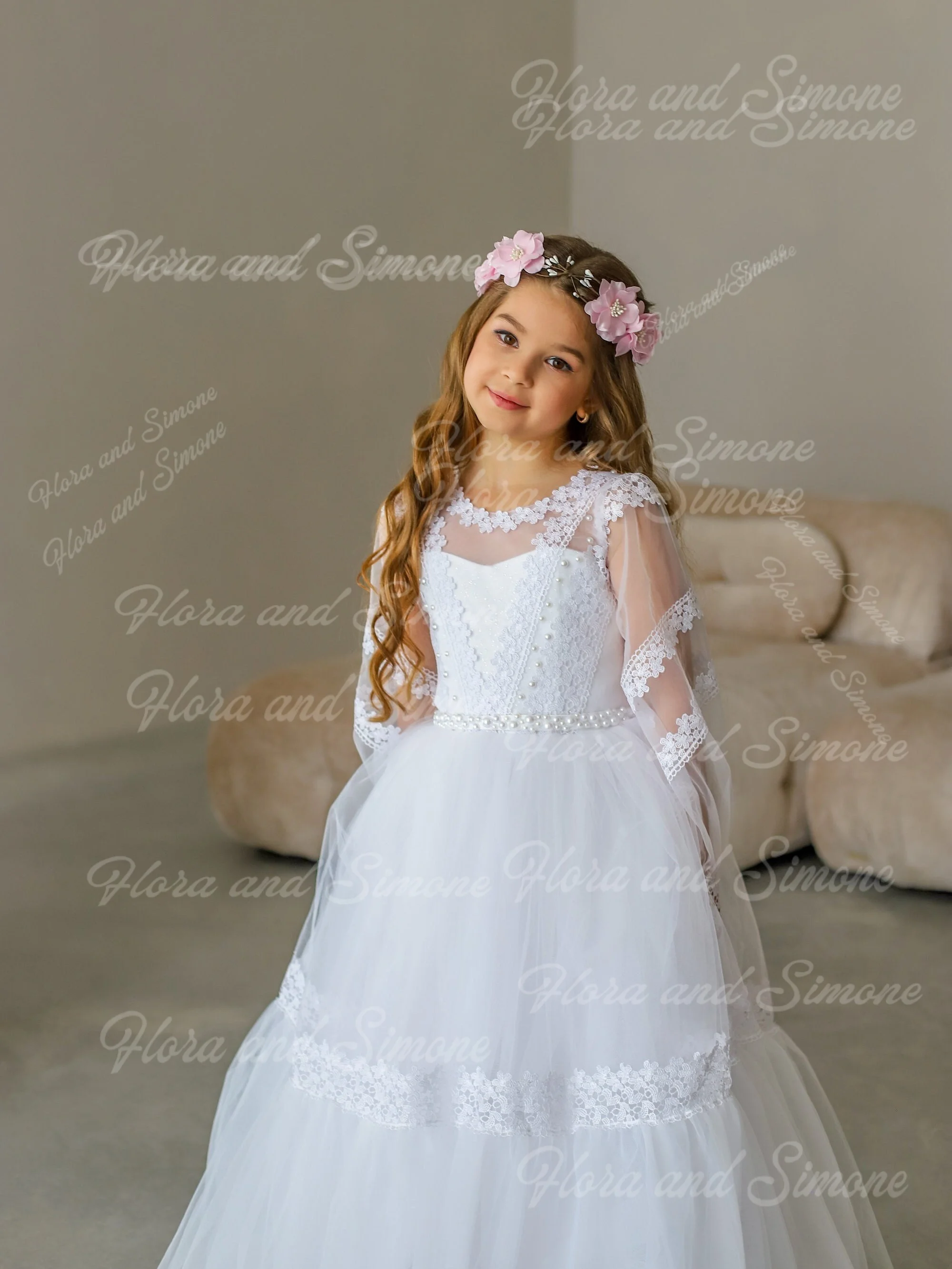 Maßgeschneidertes, luxuriöses, elegantes, mit Perlen verziertes Blumenmädchenkleid mit Spitze und Spleißen für Taufe, Erstkommunion, Partys, Hochzeitszeremonien