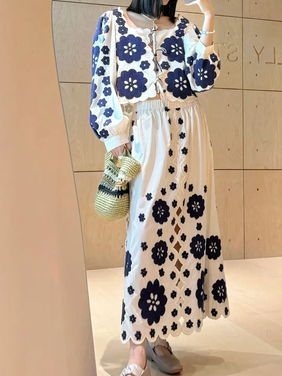 

Элегантная вышитая юбка А-силуэта с завязками на талии и топ для ранней осени: модная, роскошная, из хлопка, повседневная, с высокой талией, длинная юбка