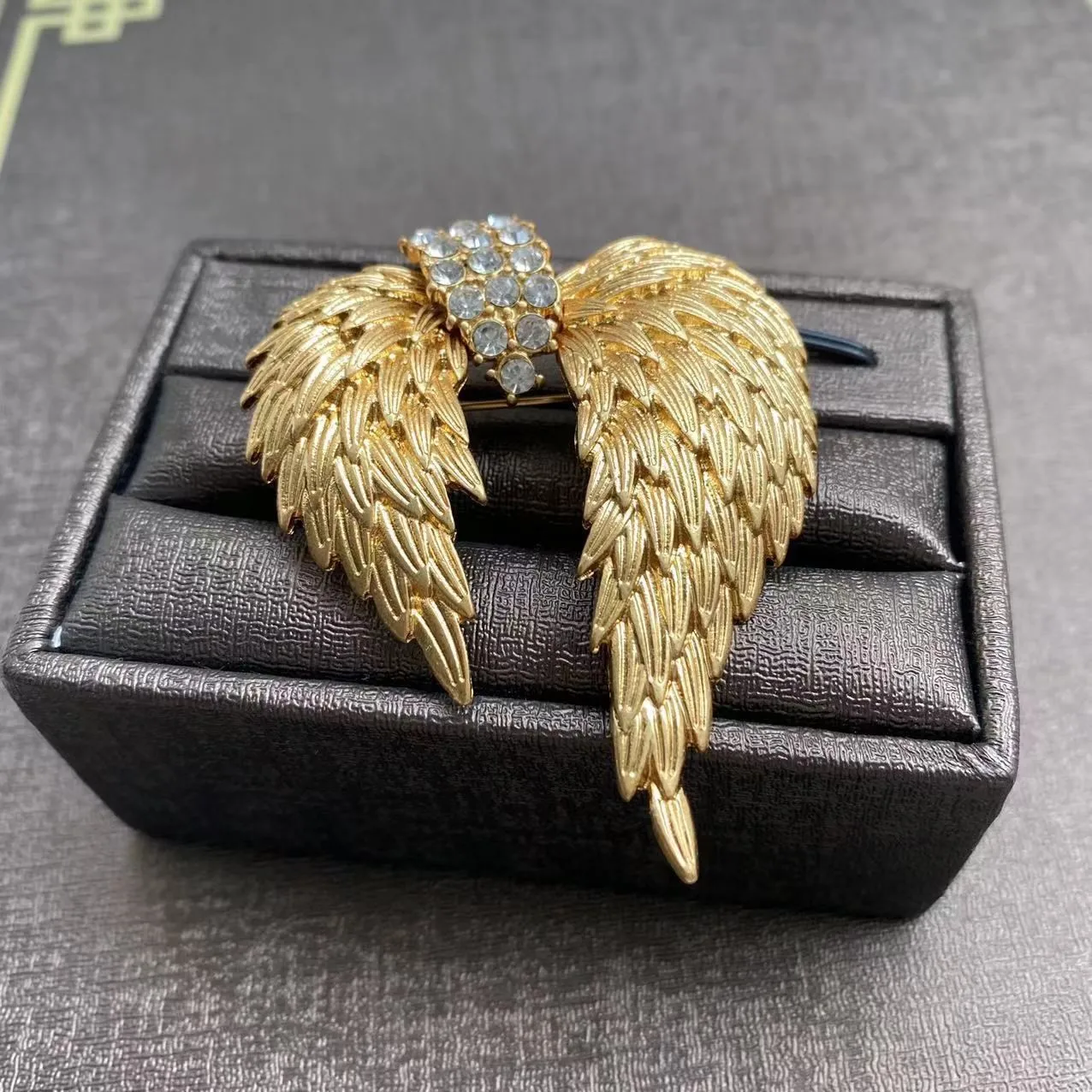 Vintage Wing Brooch Women Men Gold Suit Coat Alloy Brooches Pins Costume Props Accessories Deluxe