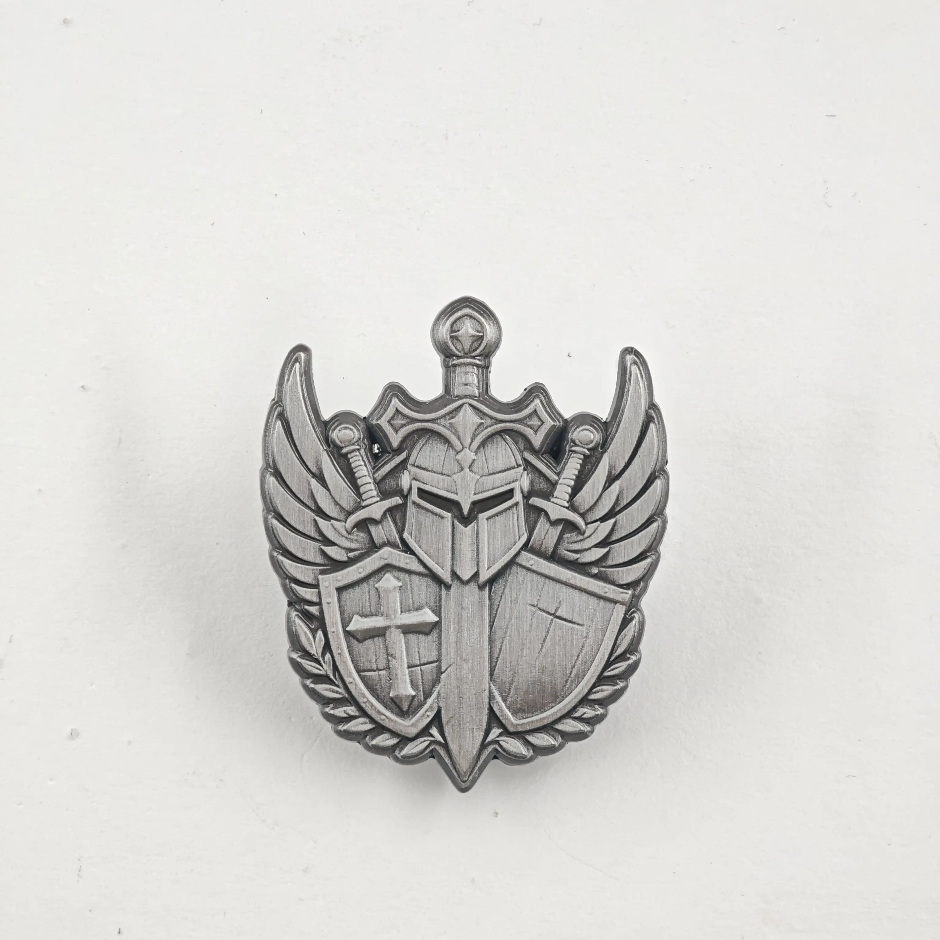 Mittelalterlicher Kreuzritter-Emblem-Pin, Templerhelm-Schwert-Brosche, geflügelter Schild-Kreuz-Abzeichen, Anstecknadeln, Fantasy-Gaming-Schmuck für Fans – Detail 12