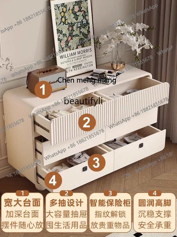 

Простая и современная главная спальня с пятью ведрами, витринами, шкафами для ювелирных изделий, проходами на домашнем полу, шкафчиками.