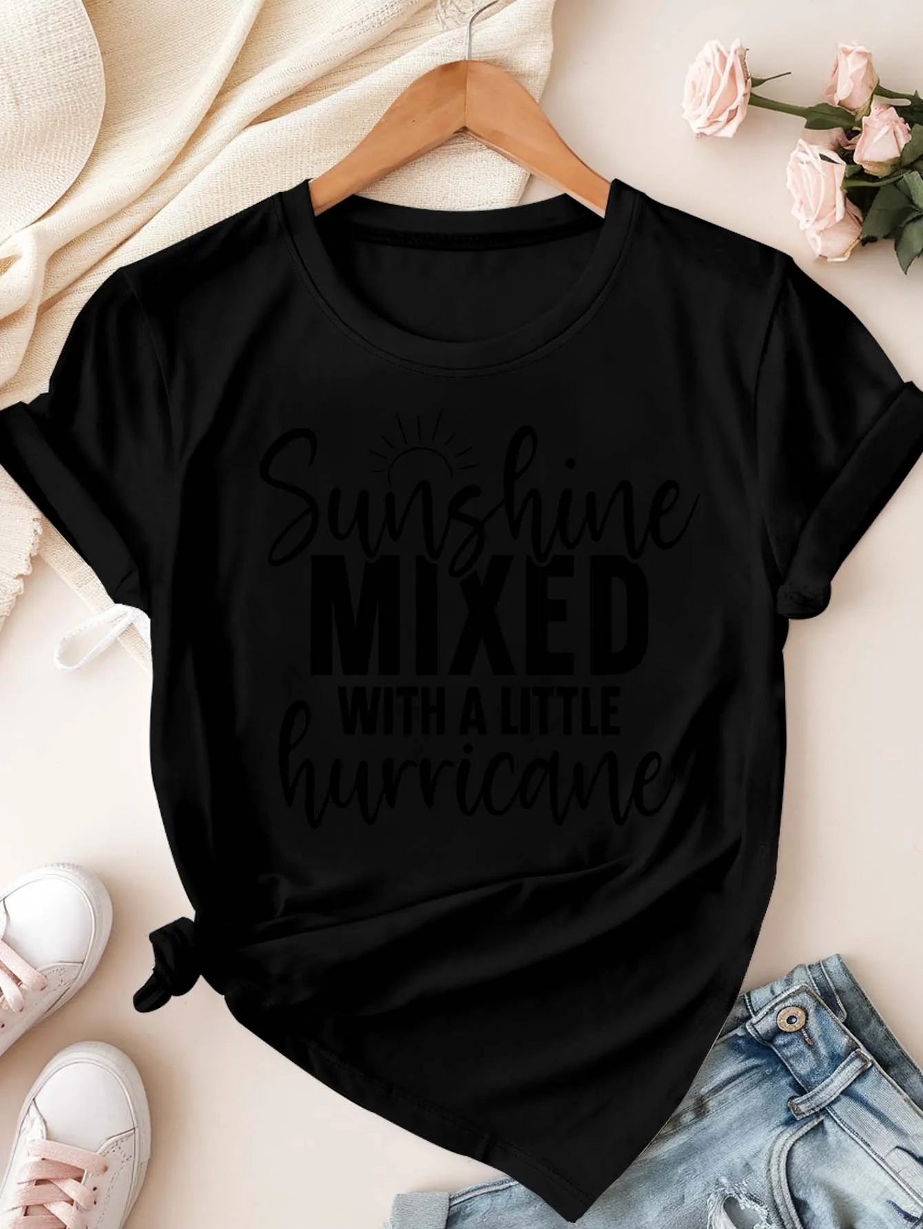 Sunshine taglie forti mescolato con una maglietta con slogan di un piccolo uragano per un'anima audace ed elegante