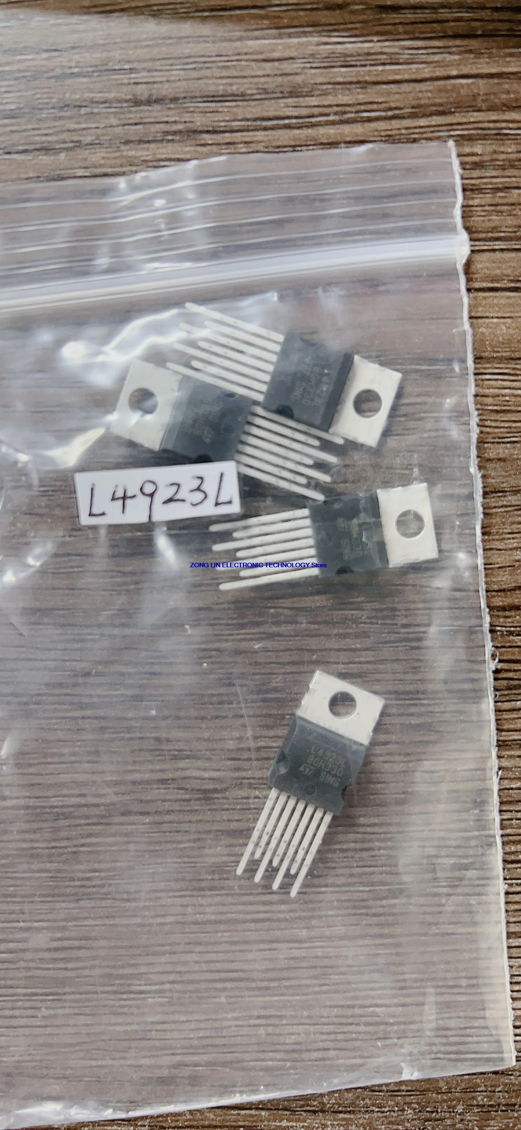 L4923L imported brand new original genuine TO-220-7 seven foot straight insertion tube quality assurance   2PCS