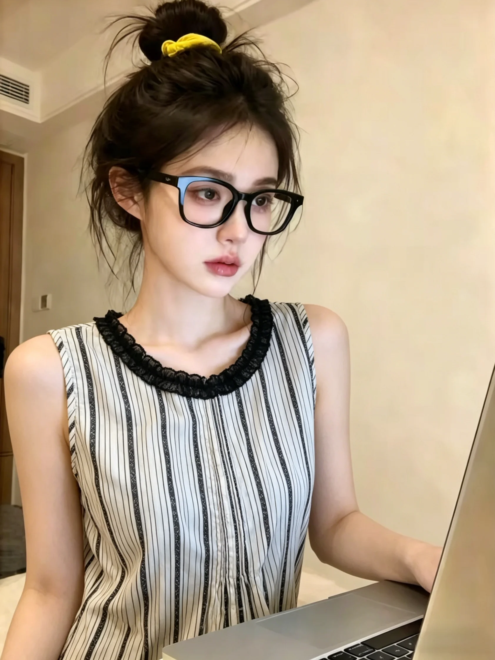 

Retro Wood Grain Color Block Stripe Sleeveless Shirt Women's Summer New Style Slimming Anti-Aging Top Self-Preserved Model