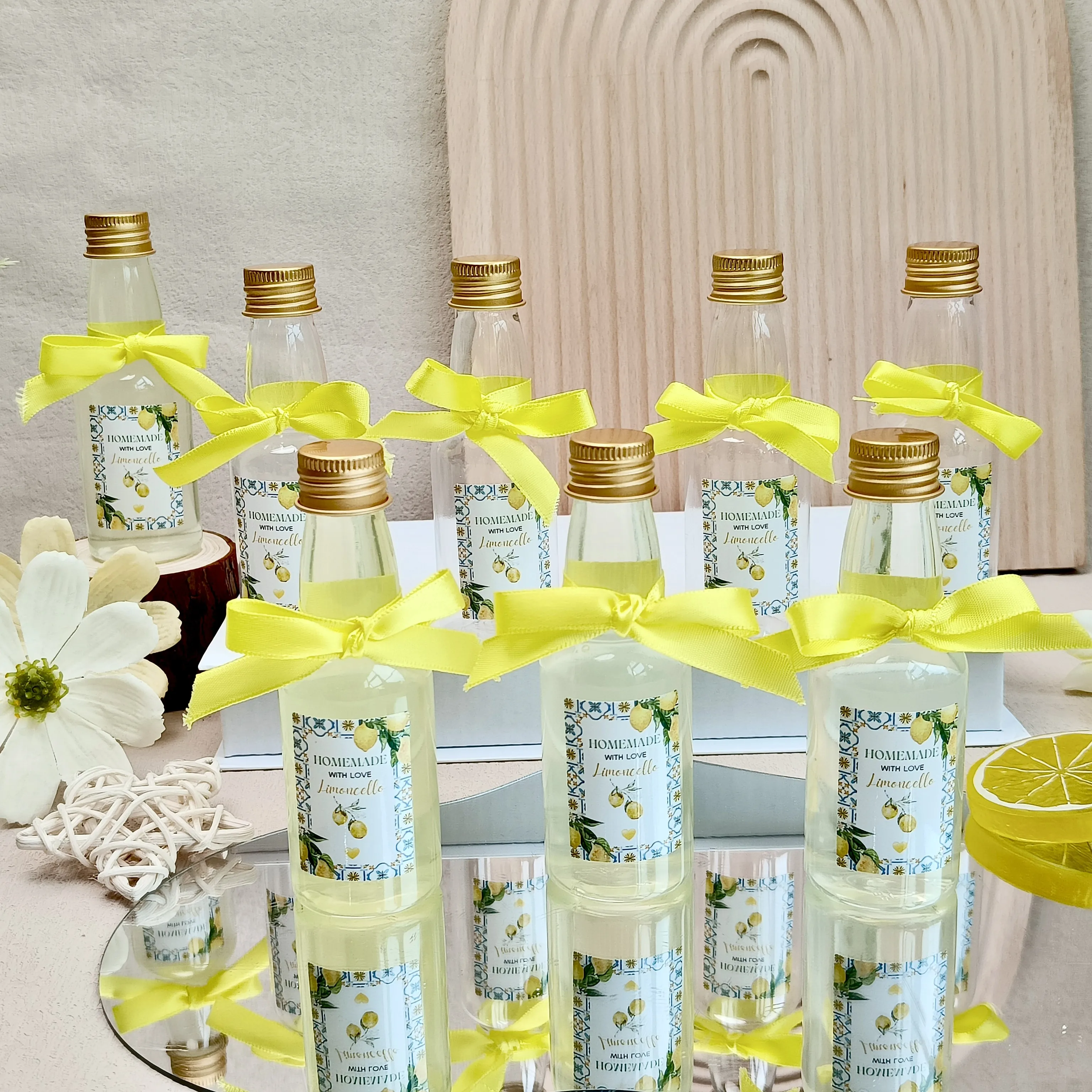 50 Uds. Botellas de plástico Limoncello de 1,7oz, Mini botellas de líquido para boda, Baby Shower, despedida de soltera, paquetes de recuerdos de fiesta, paquetes de cajas