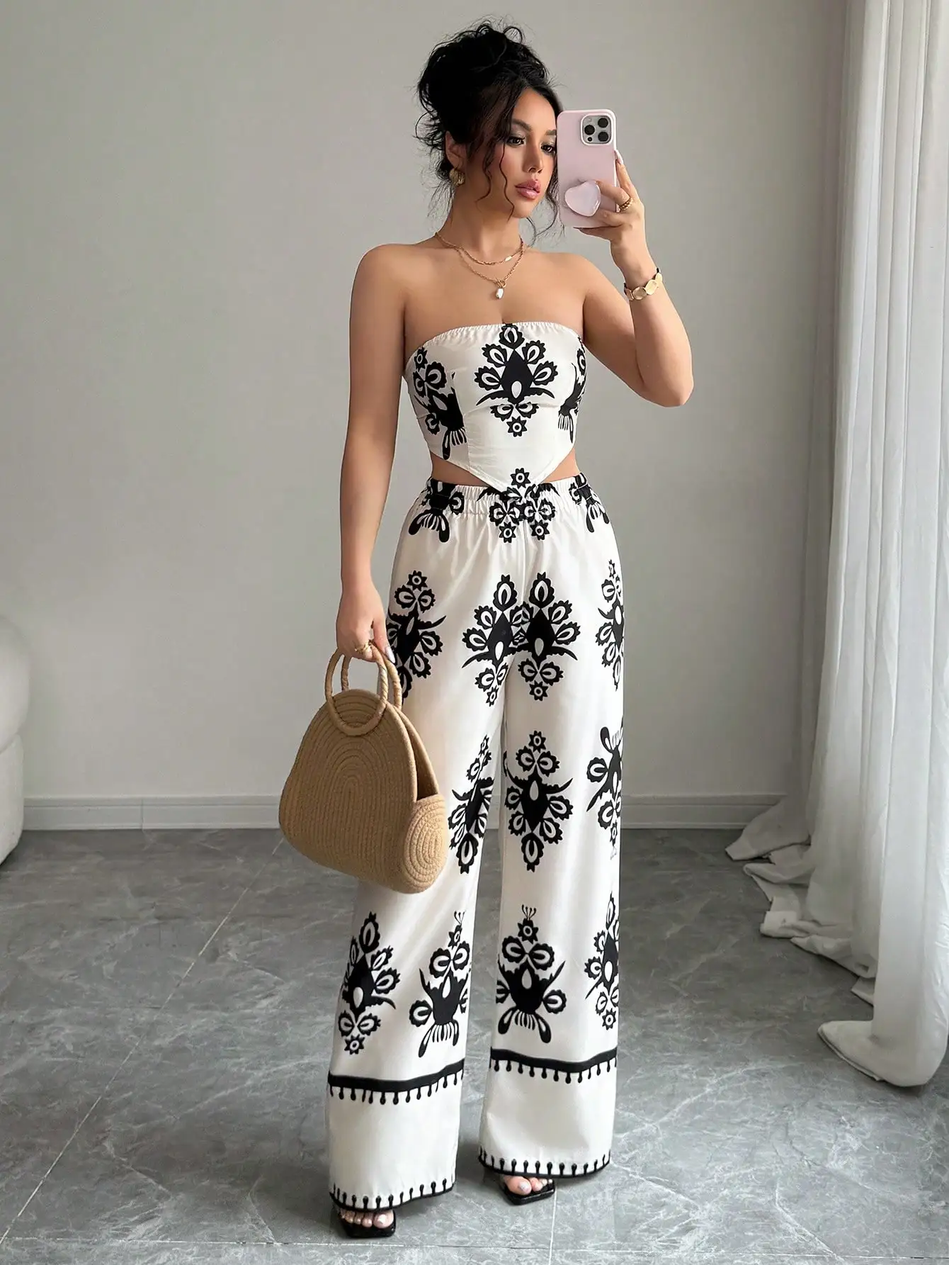 

Черно-белый комплект из укороченного топа без бретелек с цветочным принтом и широких брюк для женщин, в отпускном стиле