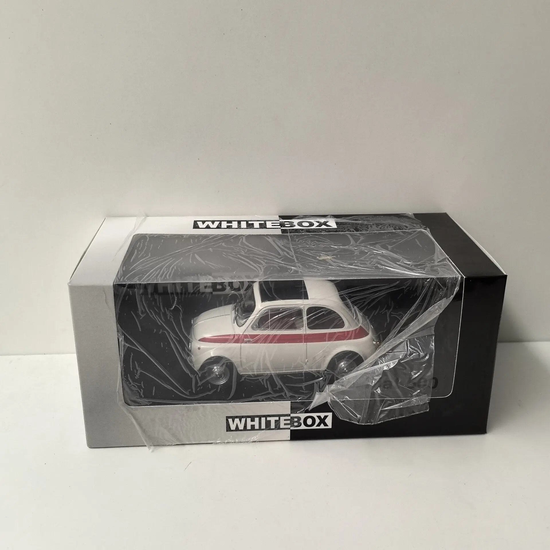 

Металлическая модель автомобиля FIAT 500 W7 в масштабе 1/24 от WHITEBOX