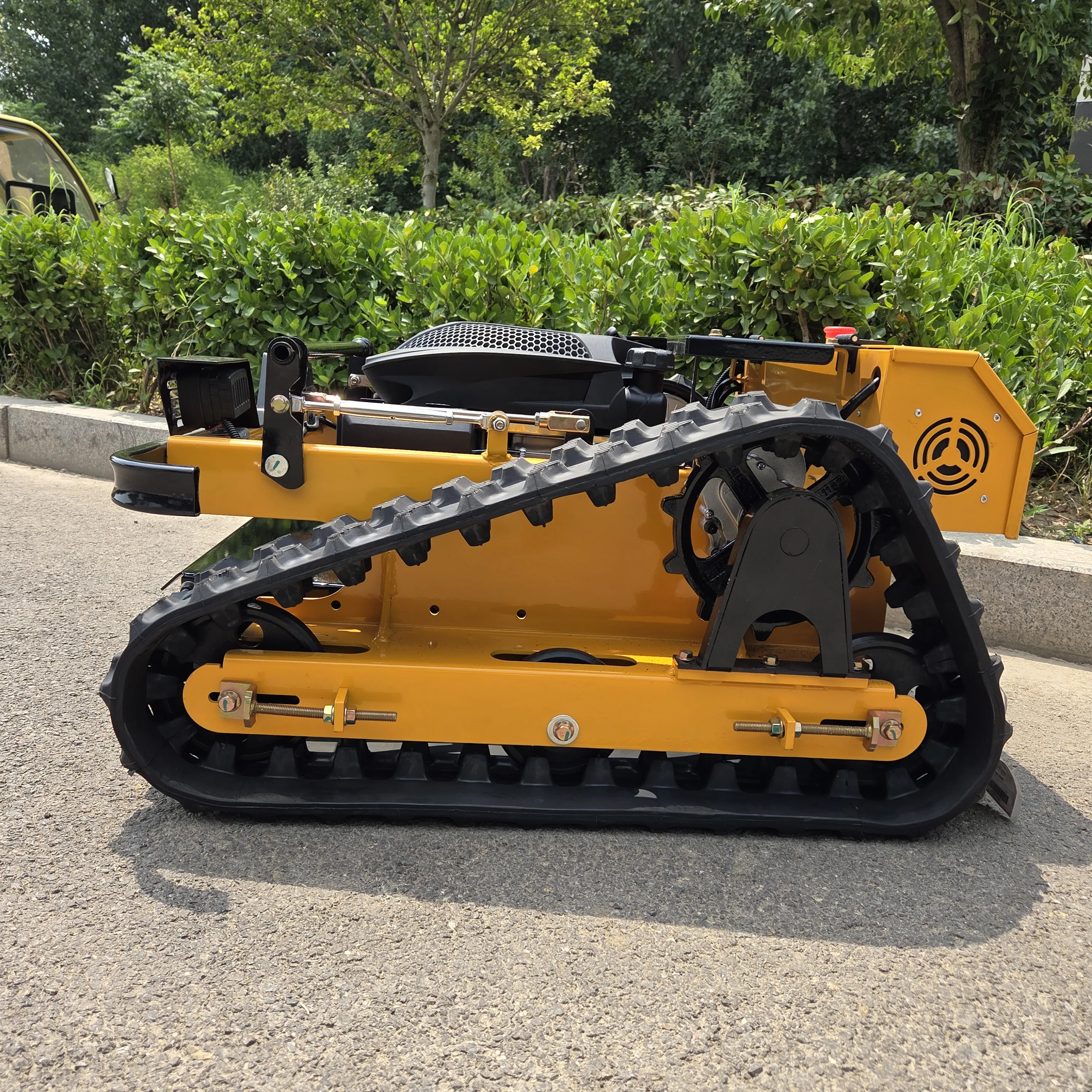 راحة بدون استخدام اليدين: روبوت جزازة العشب الذكي بالكامل الذي يتم التحكم فيه عن بعد مع تشغيل مرن وتحكم في السرعة