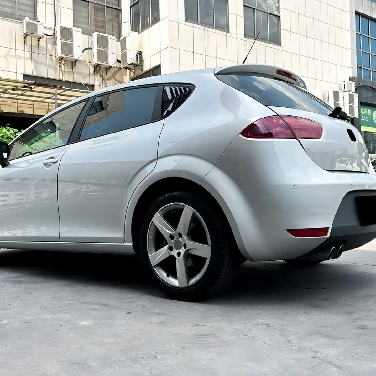Für Seat Leon MK2 1P 2006-2013 Heckseitenfenster-Jalousie-Abdeckung 2 Stück ABS Hochglanz Schwarz Fenster-Dreieck-Zierleisten Zubehör-Set – Detail 7