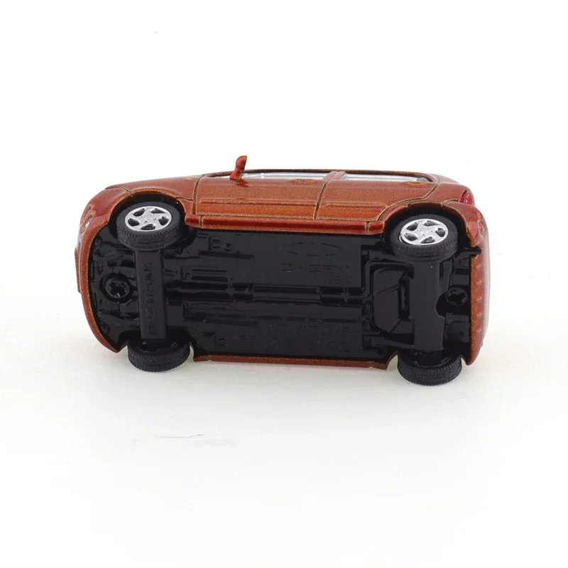 Xcartoys 1/64 chery qq hatchback clássico carro liga brinquedos veículo de motor diecast metal modelo crianças presente natal brinquedos para meninos