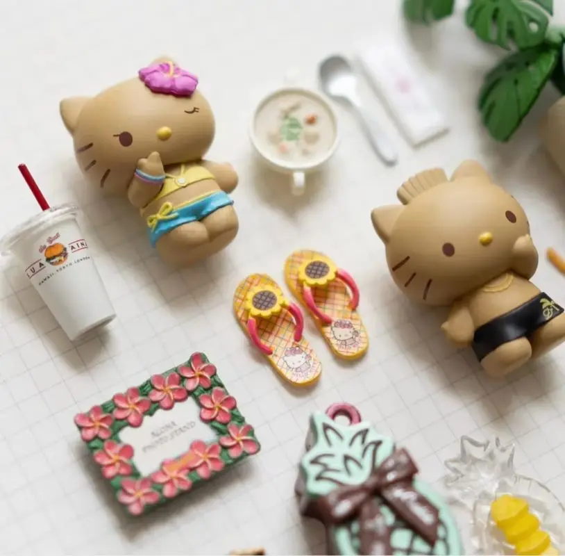 

New In Stock Summer Vacation Blind Box Black Leather Kuromi Kt Cat Flower Little Rabbit Beach Play Style Doll Desktop Ornament