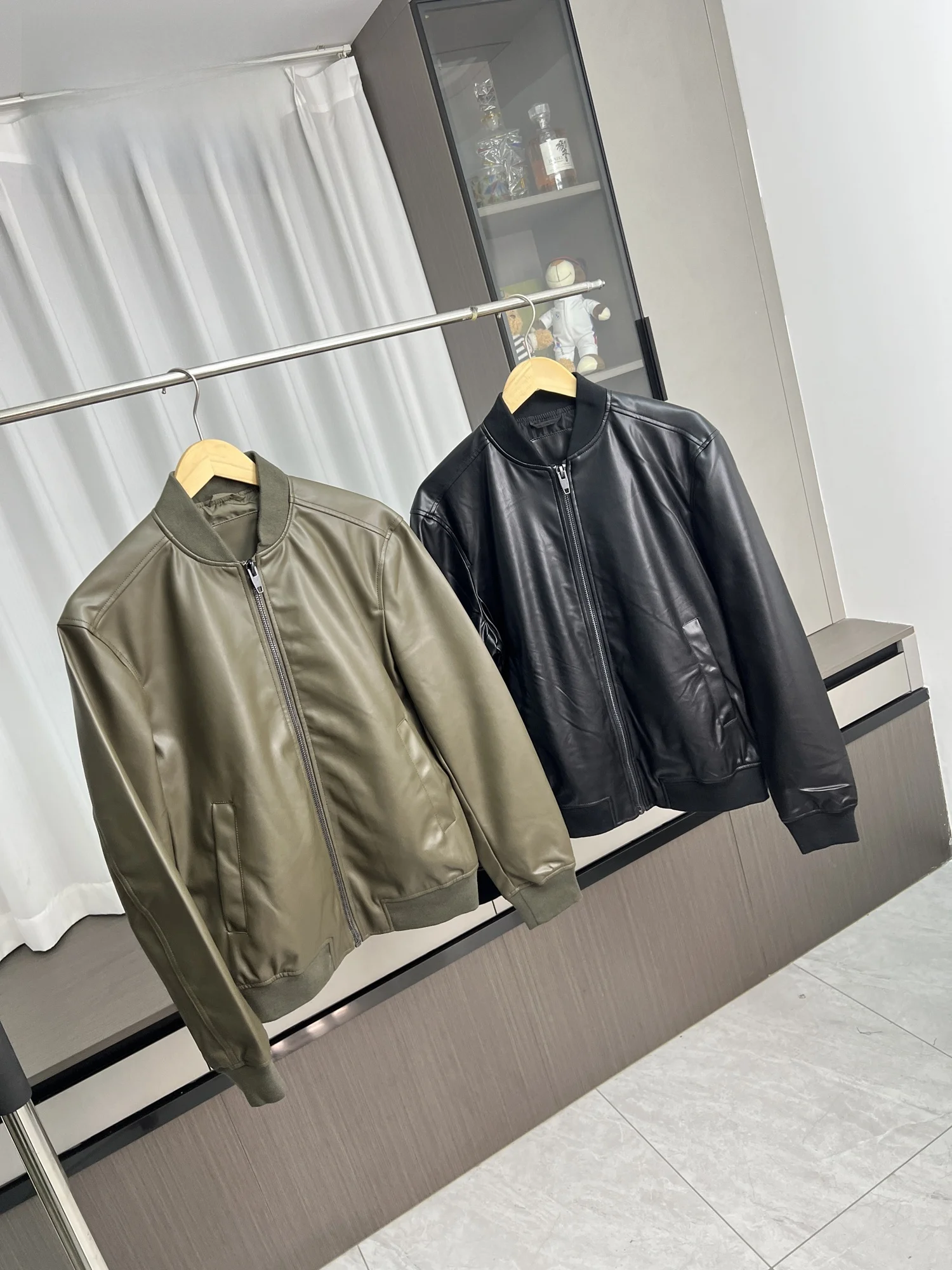 

Модная мужская мотоциклетная куртка из искусственной кожи с воротником-стойкой, осенняя верхняя одежда, повседневная, с длинными рукавами, на молнии