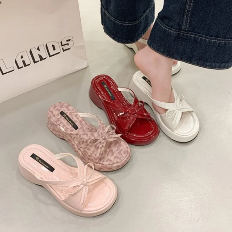 

Летние женские шлепанцы на платформе с толстой подошвой, модные, с бантом-бабочкой, увеличивающие рост, повседневные, для пляжа и отпуска, 2026