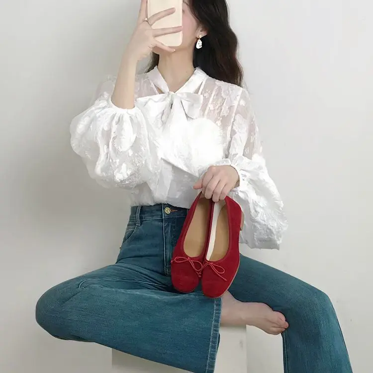 

2025 Spring New White Sunscreen Bubble Sleeve Shirt With Women's Design, Loose Bow Collar Top