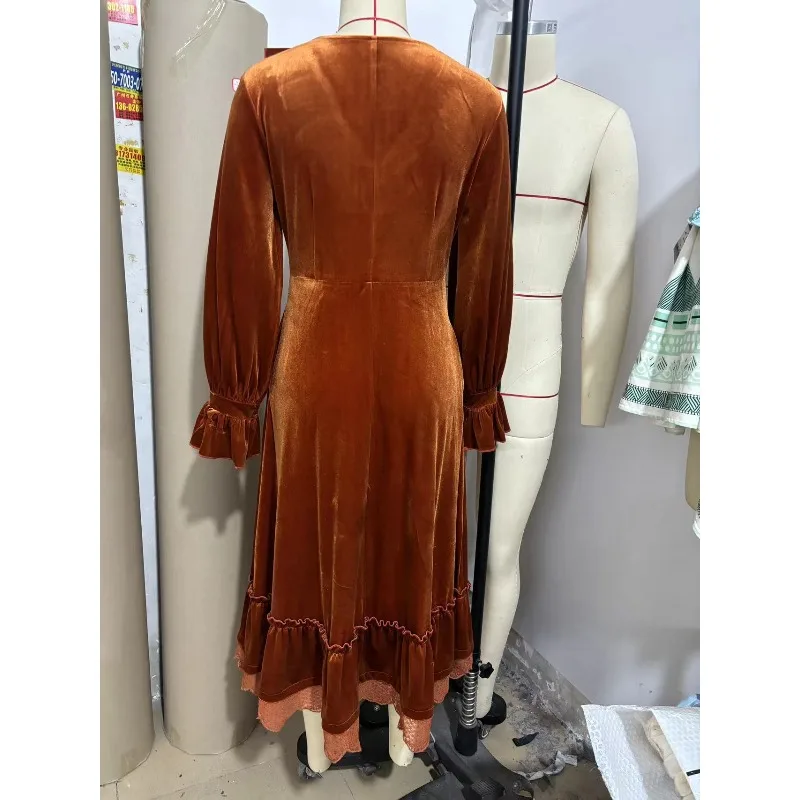 Das ist ein langes französisches Spitzenkleid mit Laternenärmeln, gerüschten Kanten und V-Ausschnitt aus Samt, modisches, schlichtes und retro-Damenkleid