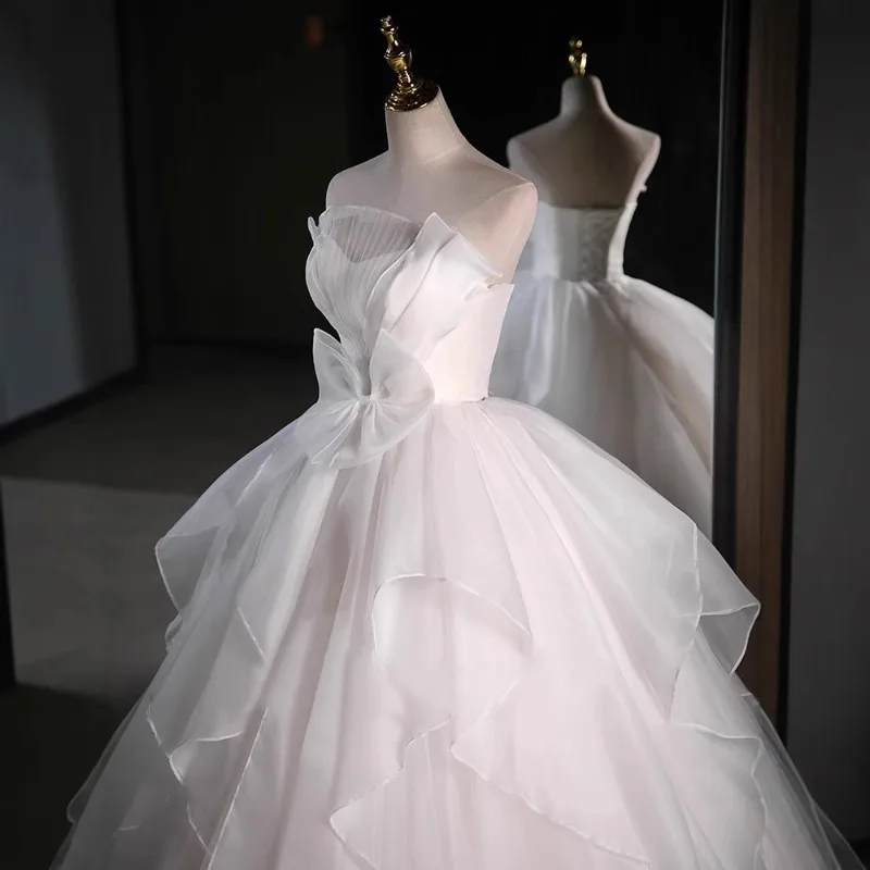 2025 여성용 새롭고 달콤한 흰색 웨딩 신부 스트랩리스 웨딩드레스 이브닝 드레스 패셔너블한 요정 연회 그랜드 디스플레이 드레스