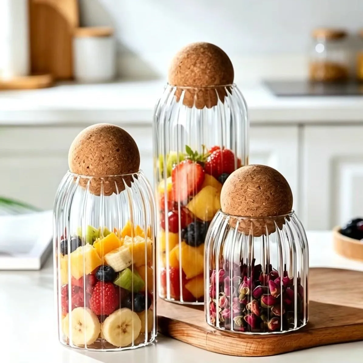 un-ensemble-de-bocaux-de-conservation-spheriques-en-verre-rayes-avec-bouchons-en-liege-ideaux-pour-stocker-des-fruits-secs-des-cereales-des-feuilles-de-the