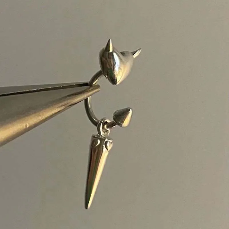 Pendientes Punk con colgante de remache de corazón de Metal para mujeres y hombres, pendientes colgantes en forma de corazón de diablo de Color plateado dulce y fresco, regalos de joyería