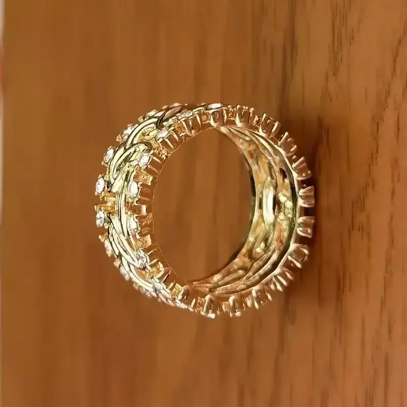 Attend the banquet with golden patterned zircon rings that sparkle with lightness and luxury, as well as engagement and wedding