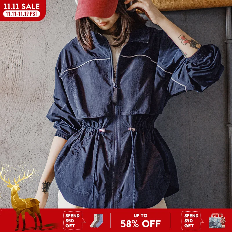 Damska lekka kurtka wiatrówka Maden z krótkim kołnierzem stójką, granatowa parka z kontrastowymi elementami i regulacją w talii, idealna na wiosnę i jesień.