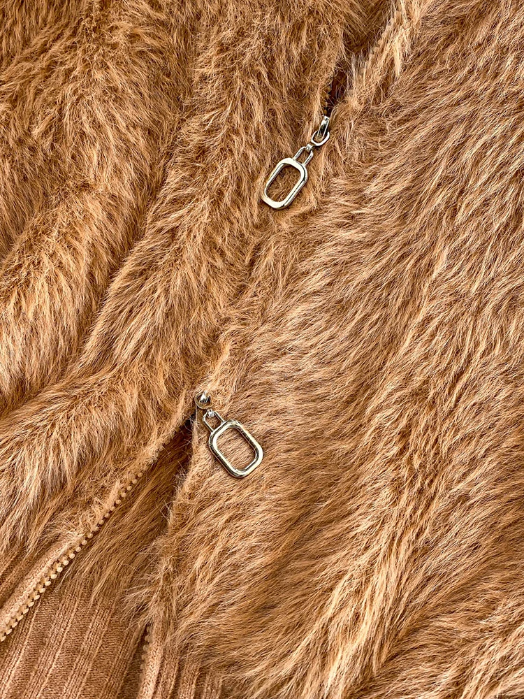 เสื้อคาร์ดิแกนถักไหมพรมผู้หญิง สีน้ำตาล แต่งขนเฟอร์เทียมแบบฟ็อกซ์ ซิป คอตั้ง ทรงเข้ารูป รุ่น CG023