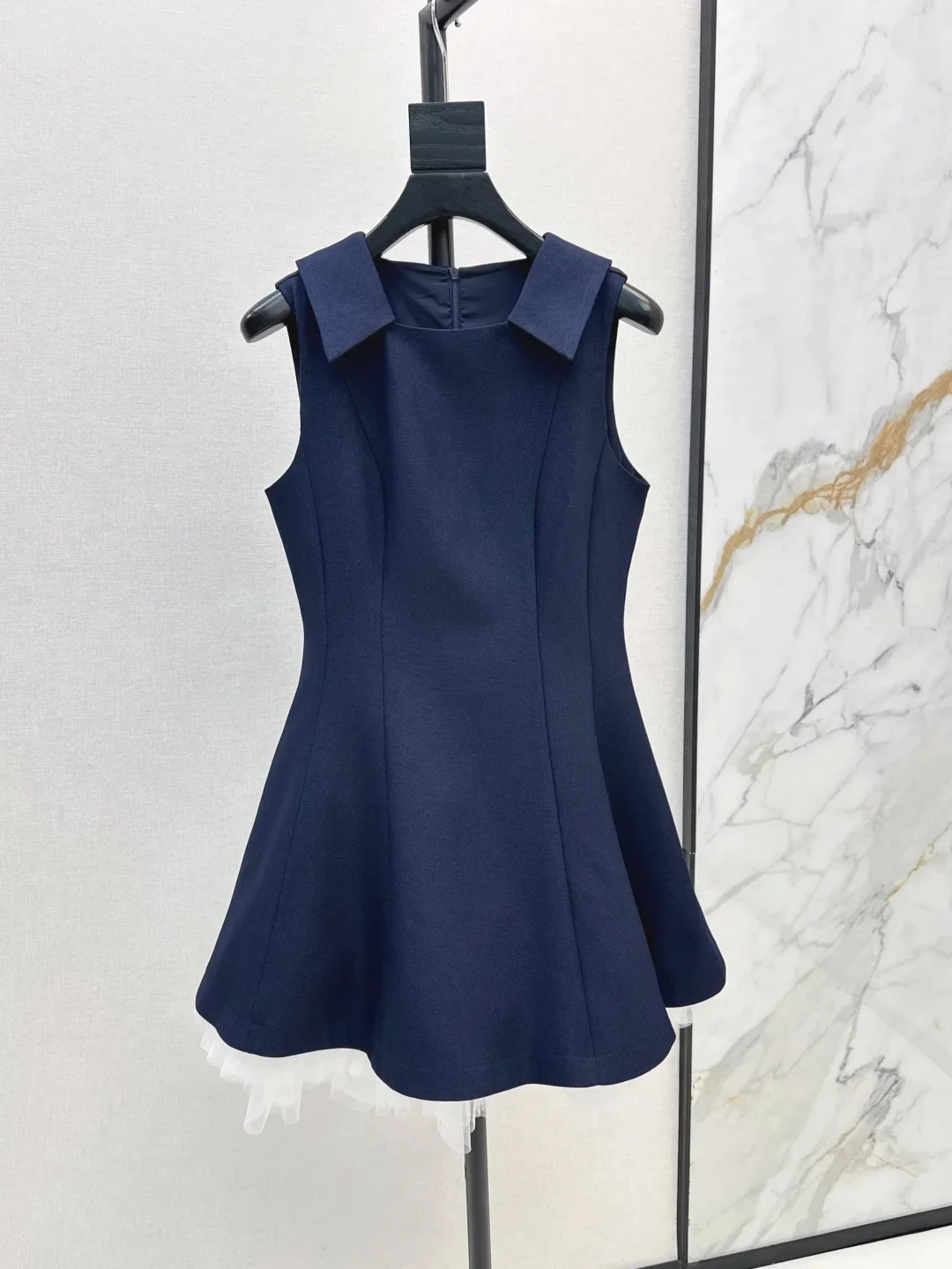 Tiefblaues, plissiertes Netzkleid mit gespleißtem Saum, Revers, Taille, schmal geschnittenes, kurzes Kleid im neuen Stil, weiße Damenbekleidung