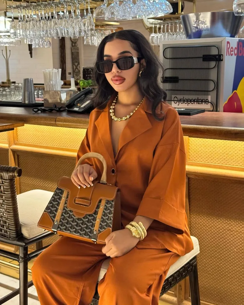 Elegantes orangefarbenes zweiteiliges Blazer-Set für den Sommer: Damen-Blazer mit Reverskragen + weit geschnittene Hose, afrikanische Freizeit- und Arbeitskleidung, Übergröße – Detail 10