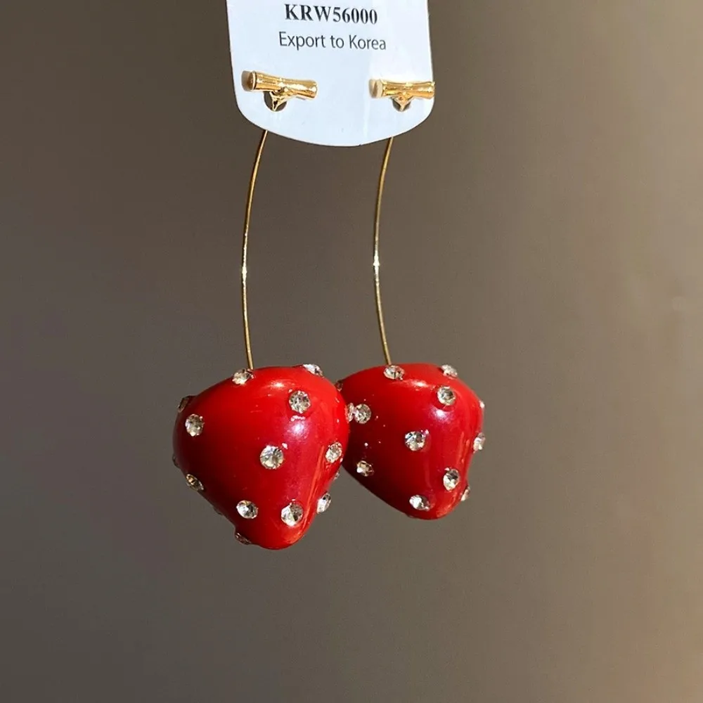 سبائك السنة الصينية الجديدة أقراط الأزياء والمجوهرات الشخصيات الصينية كريستال الفراولة أقراط الفاكهة الفراولة حجر الراين