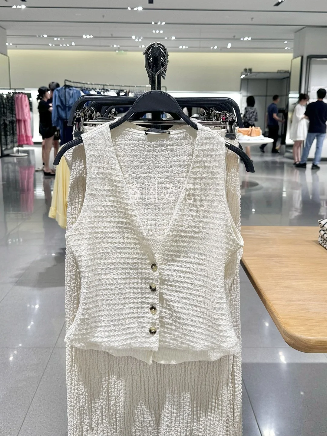 

Summer New Women's Texture Svel V-Ne Vest Top Commute Sle Loose Fit ort Length Single Button Closure Color