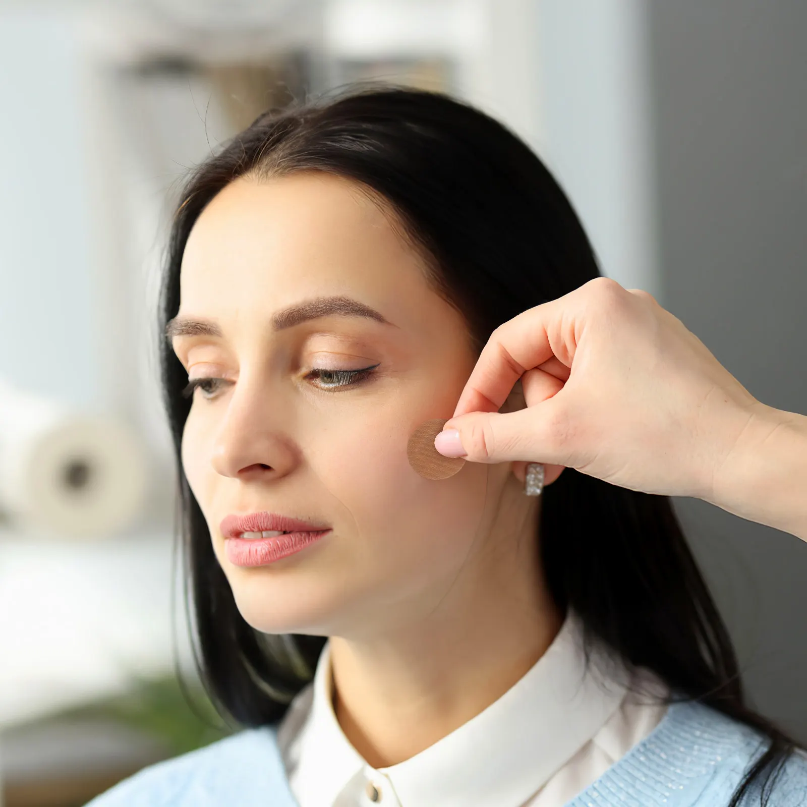 

100Pcs Large Round Fabric Bandages Breathable Elastic Waterproof Adhesive Fingertip Knuckle Joint Bandage for Face Nose Ear